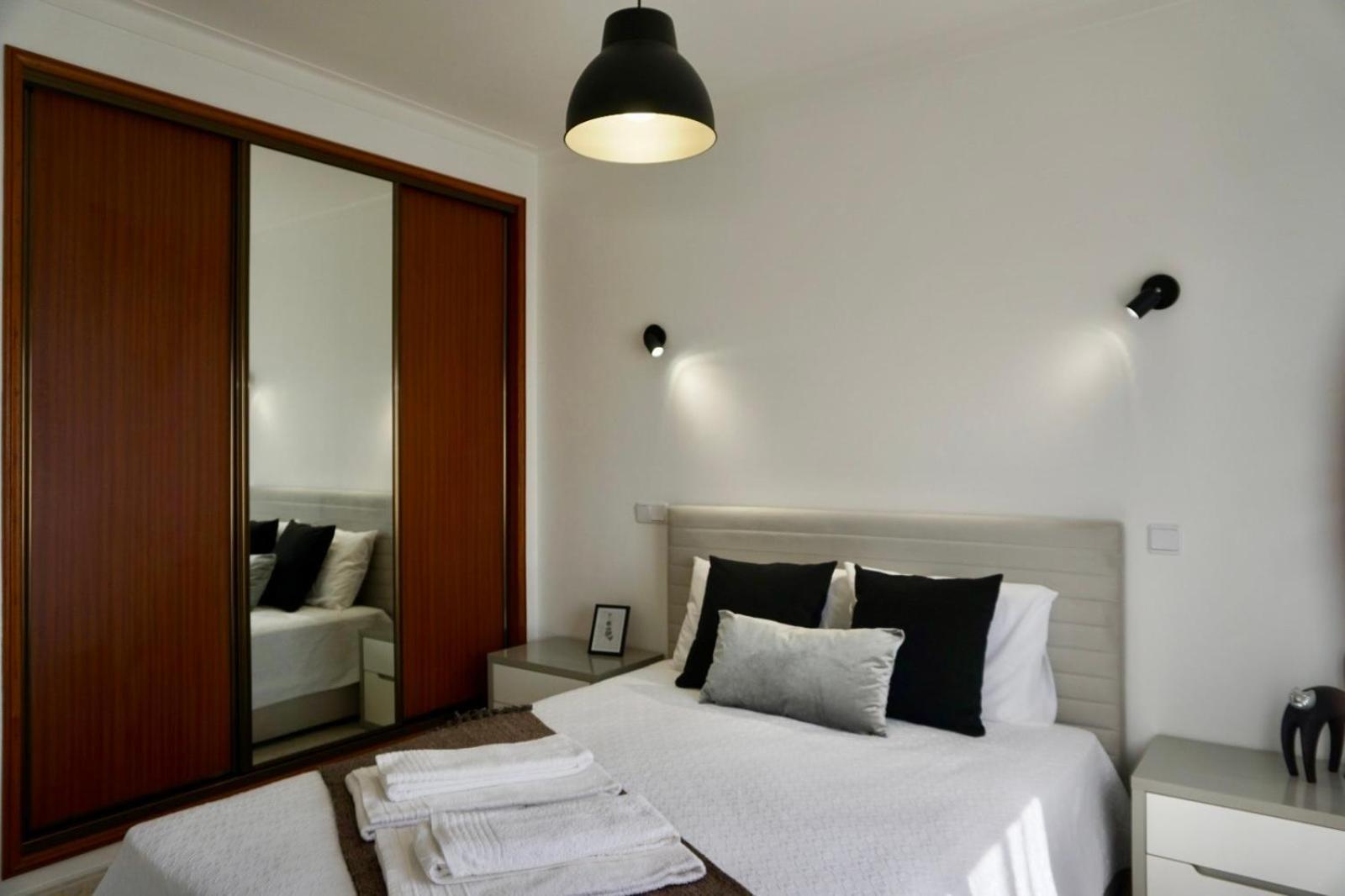 Appartamento Cozy Alvor Retreat - Sunset Balcony, Wi-Fi & Ac Esterno foto